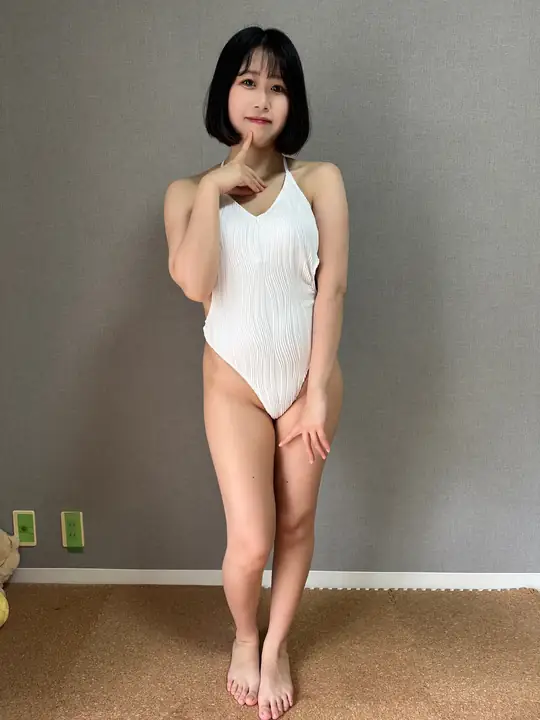 水着LOOKBOOKでポーズをとるママ（03枚目）