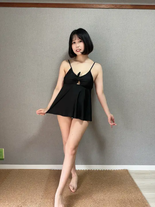 水着LOOKBOOKでポーズをとるママ（12枚目）