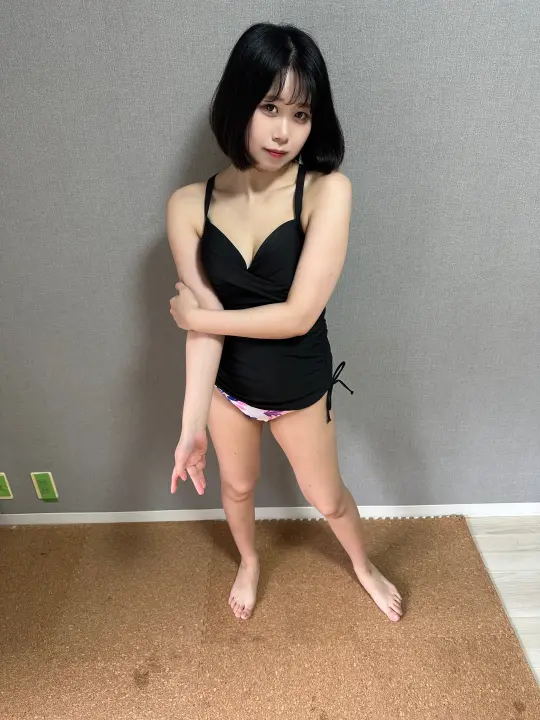 水着LOOKBOOKでポーズをとるママ（15枚目）