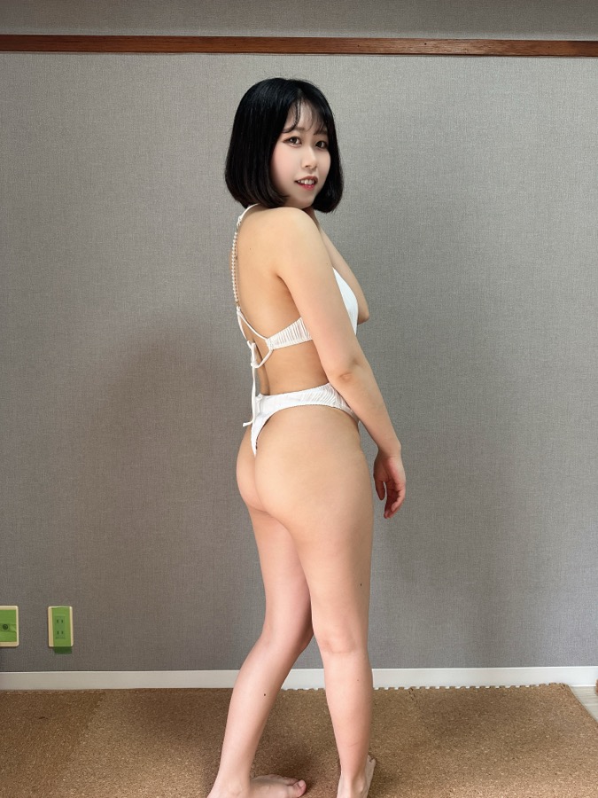 水着LOOKBOOKで水着姿を見せるママ（2026-07-01 02）